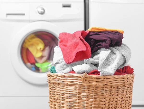 Basket with laundry and washing machine. — Stock Photo, Image