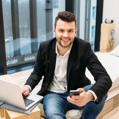 Yakışıklı dusinessman, iş, iletişim, sfsfsf-Eğitim Office