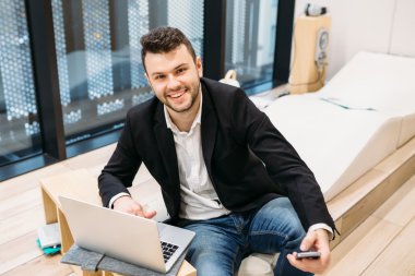 Yakışıklı dusinessman, iş, iletişim, sfsfsf-Eğitim Office