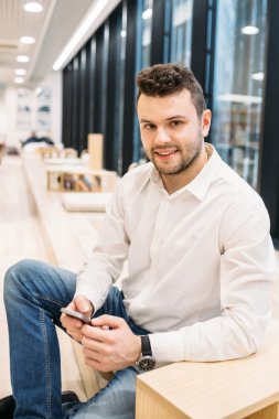 Yakışıklı dusinessman, iş, iletişim, sfsfsf-Eğitim Office