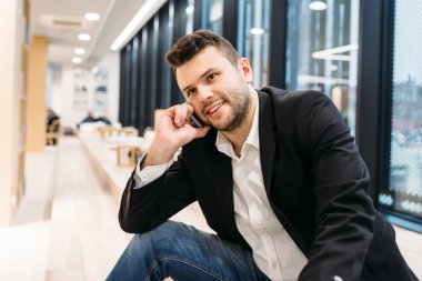 Yakışıklı dusinessman, iş, iletişim, sfsfsf-Eğitim Office