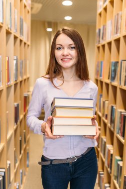 Kütüphanesi'nde okuyan öğrenci kız