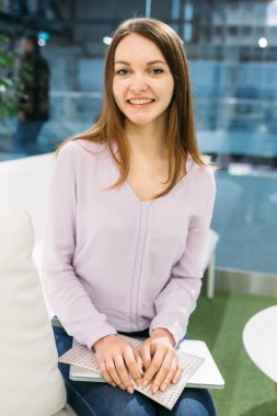 Kütüphanesi'nde okuyan öğrenci kız