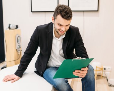 Yakışıklı dusinessman, iş, iletişim, sfsfsf-Eğitim Office