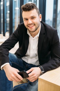 Yakışıklı dusinessman, iş, iletişim, sfsfsf-Eğitim Office