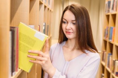 Kütüphanesi'nde okuyan öğrenci kız