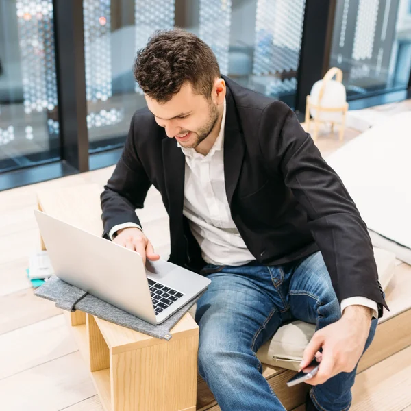 Yakışıklı dusinessman, iş, iletişim, sfsfsf-Eğitim Office