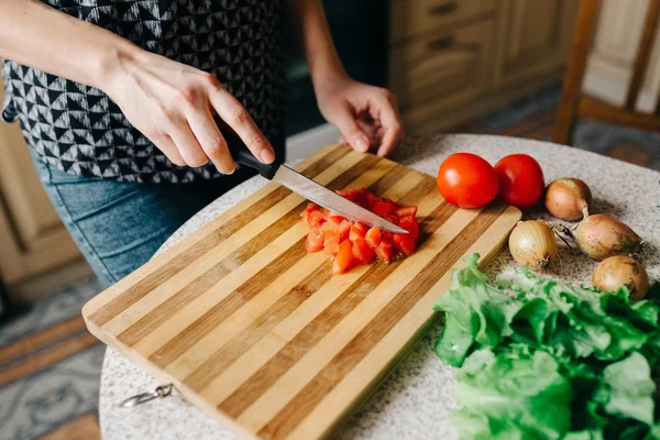 Kız salata, hazırlanıyor sağlıklı gıda