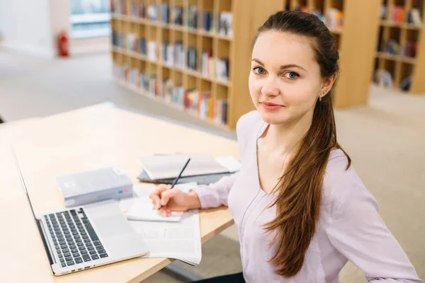 Kütüphanesi'nde okuyan öğrenci kız
