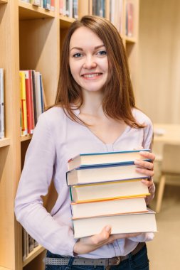 Kütüphanesi'nde okuyan öğrenci kız