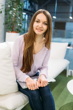 Kütüphanesi'nde okuyan öğrenci kız