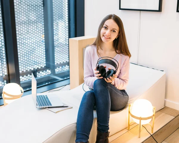 Student meisje studeren aan bibliotheek — Stockfoto