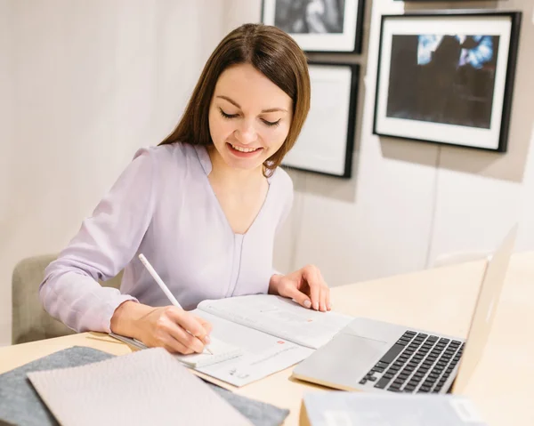 Kütüphanesi'nde okuyan öğrenci kız