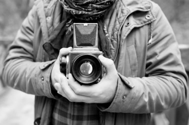 Genç adam ormandaki film photocamera ile sakallı