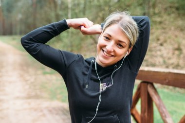 Bir parkta kız atletik bir rakam ile nişanlı