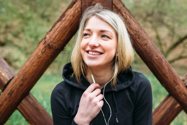 Meisje met een atletische figuur verwikkeld in een park — Stockfoto