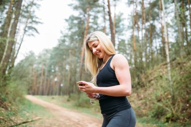 Bir parkta kız atletik bir rakam ile nişanlı