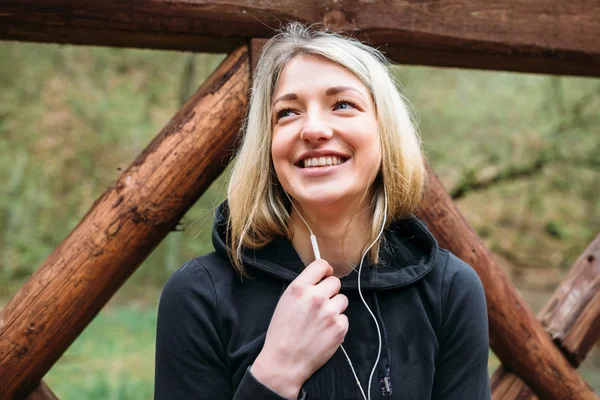 Bir parkta kız atletik bir rakam ile nişanlı