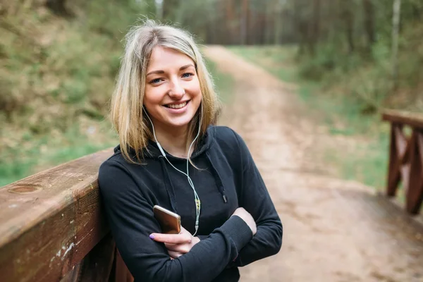 Meisje met een atletische figuur verwikkeld in een park — Stockfoto