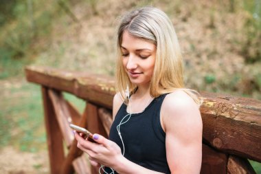 Bir parkta kız atletik bir rakam ile nişanlı