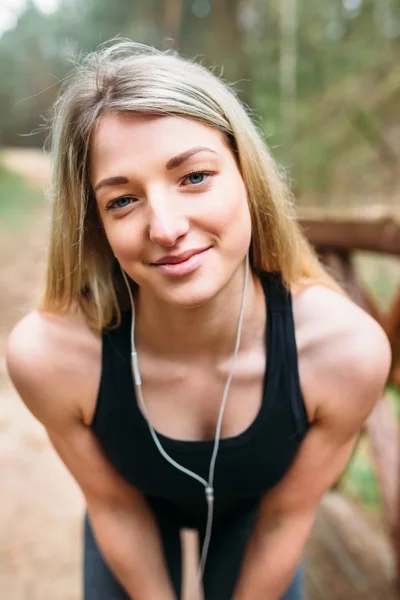 Meisje met een atletische figuur verwikkeld in een park — Stockfoto