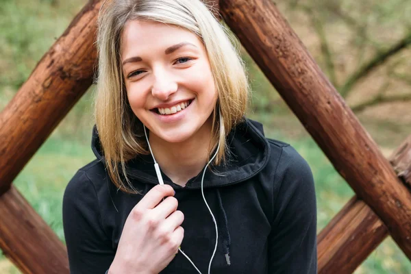 Meisje met een atletische figuur verwikkeld in een park — Stockfoto