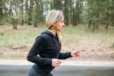 Bir parkta kız atletik bir rakam ile nişanlı