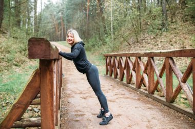 Bir parkta kız atletik bir rakam ile nişanlı