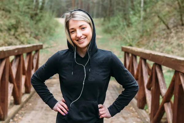 Meisje met een atletische figuur verwikkeld in een park — Stockfoto