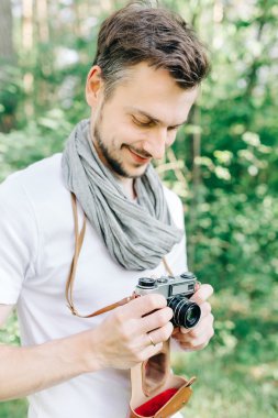 Fotoğrafçı bir ormanda yürümek ile a fotoğraf makinesi