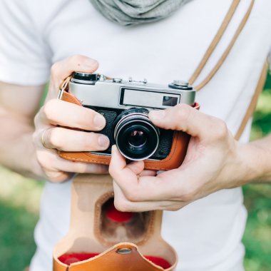 Fotoğrafçı bir ormanda yürümek ile a fotoğraf makinesi
