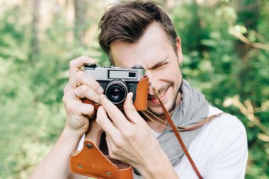 Fotoğrafçı bir ormanda yürümek ile a fotoğraf makinesi