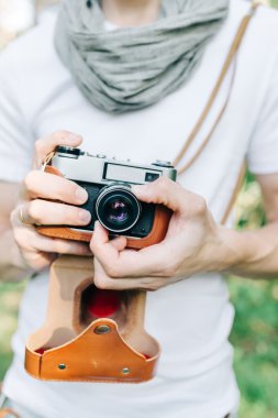 Fotoğrafçı bir ormanda yürümek ile a fotoğraf makinesi