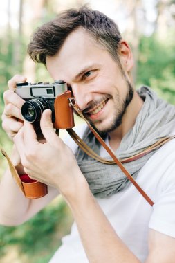 Fotoğrafçı bir ormanda yürümek ile a fotoğraf makinesi