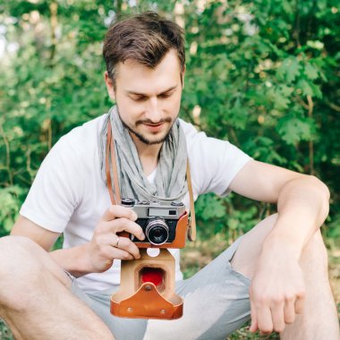 Fotoğrafçı bir ormanda yürümek ile a fotoğraf makinesi