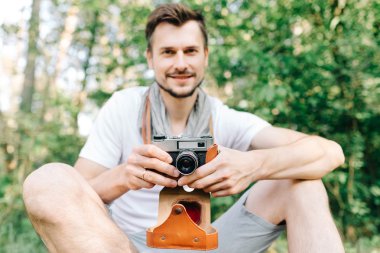 Fotoğrafçı bir ormanda yürümek ile a fotoğraf makinesi