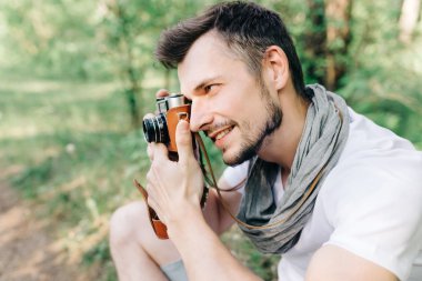 Fotoğrafçı bir ormanda yürümek ile a fotoğraf makinesi