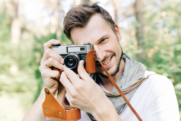 Fotograf på en skog promenad med en kamera — Stockfoto