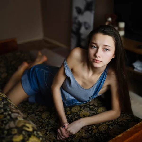 Одинокая девушка-хипстер в комнате — стоковое фото