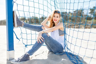 Trendy genç kız poz ve smaling