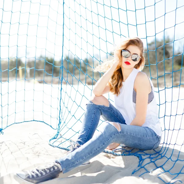 Menina na moda posando e sorrindo — Fotografia de Stock