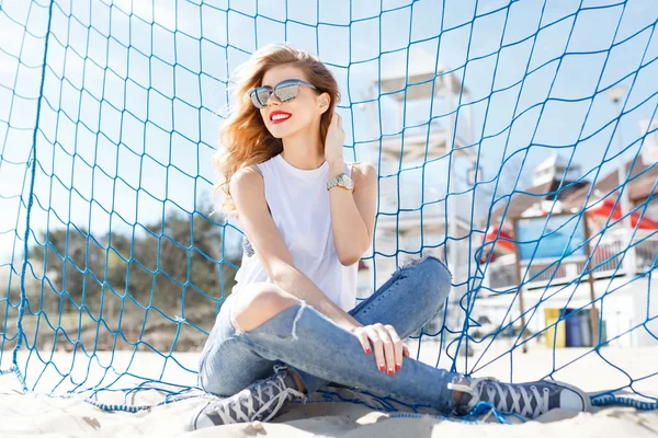 Trendy genç kız poz ve smaling