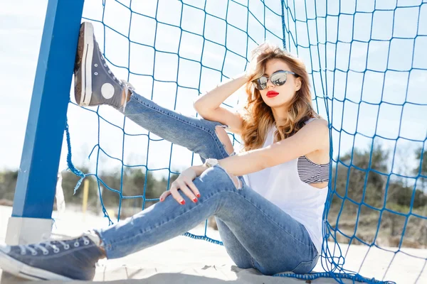 Menina na moda posando e sorrindo — Fotografia de Stock