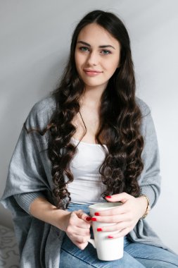 Sabahları kahve güzel bir fincan genç çekici kızla