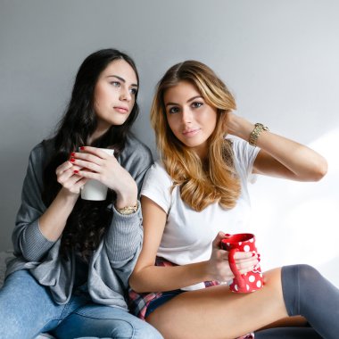 gülüyor ve bardak ve inha ile poz iki genç güzel kız