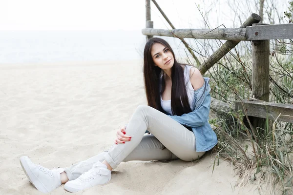 Menina na praia do mar Báltico — Fotografia de Stock