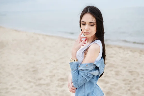 Young girl on the Baltic sea beach — Stockfoto