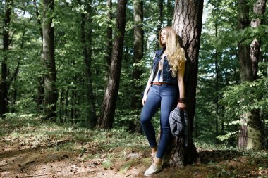 Orman zam genç hippi kız