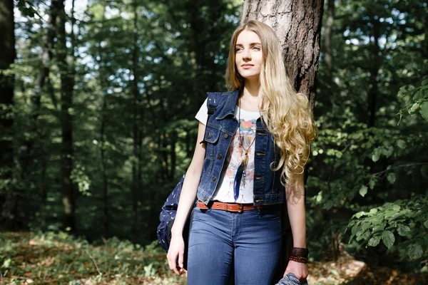 Jonge hipster meisje in de bos-wandeling — Stockfoto