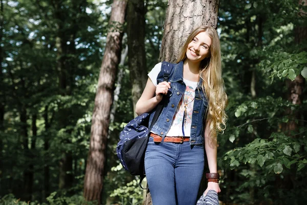 Jovem hipster menina na caminhada na floresta — Fotografia de Stock